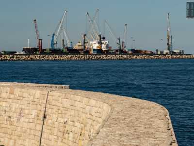 Dall�altra parte invece si staglia il mare aperto, l� dove un tempo avremmo potuto scorgere l�ormai scomparso isolotto di Monterosso che sorgeva a circa 200 metri dalla costa